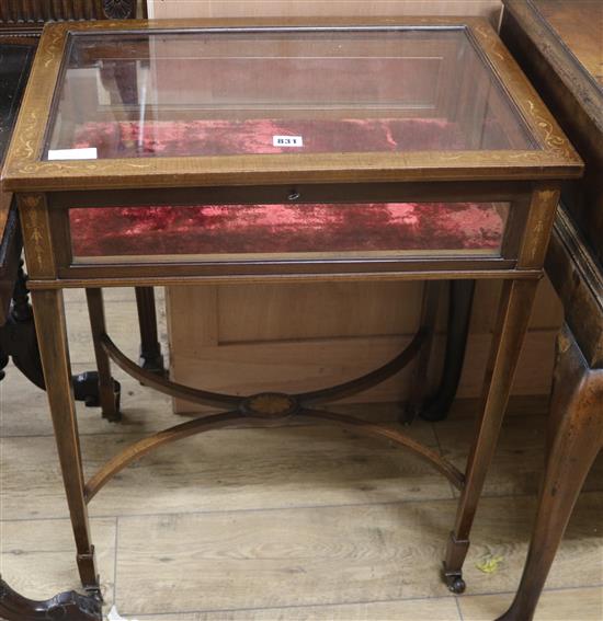 An Edwardian mahogany and marquetry bijouterie table W.61cm